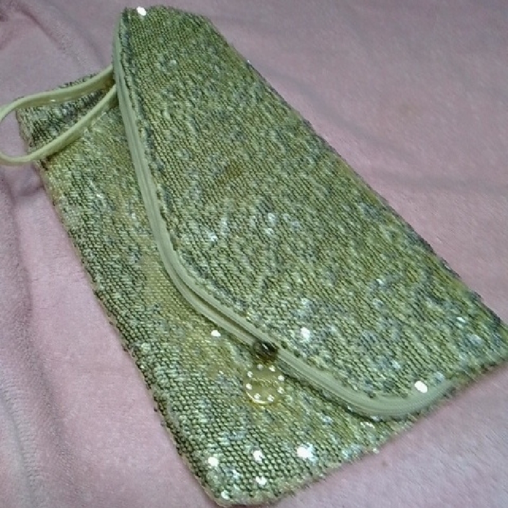 Elegant Gold Sequin Clutch